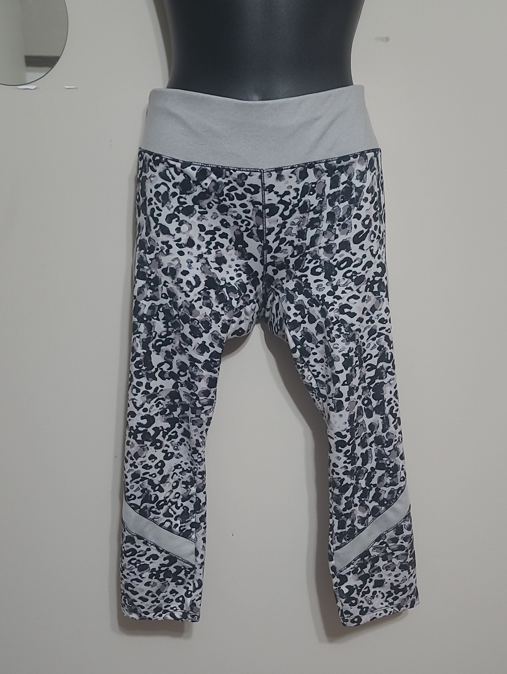 ⭐️ NWOT HS ACTIVE Grey Leopard-Print Performance Capris Leggings Sz Large